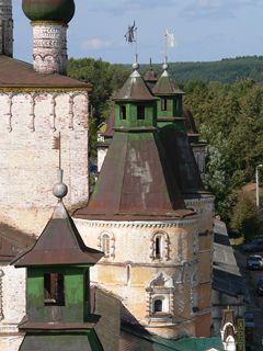 Борисоглебский, Борисо-Глебский монастырь. Купола башен на крепостной стене между Сретенской церковью и угловой Северо-Восточной башней.