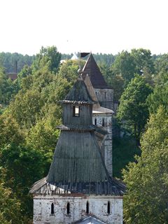Борисоглебский, Борисо-Глебский монастырь. Крепостная стена и башни монастыря - вид с Северо-Восточной угловой башни.