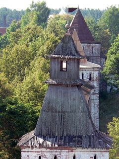 Борисоглебский, Борисо-Глебский монастырь. Башни крепостной стены вблизи.