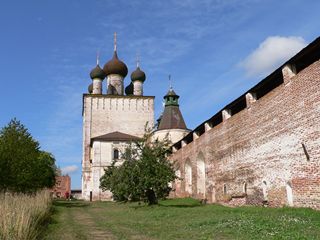 Сретенская надвратная церковь и крепостная стена Борисоглебского монастыря.