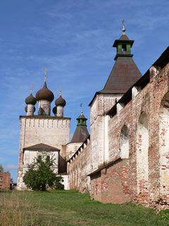Борисоглебский, Борисо-Глебский монастырь. Сретенская надвратная церковь и стена монастыря.