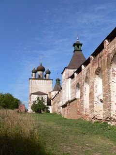 Борисоглебский, Борисо-Глебский монастырь. Сретенская надвратная церковь и крепостная стена Борисоглебского монастыря.