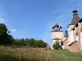 Борисоглебский, Сретенская надвратная церковь и крепостная стена Борисоглебского монастыря.