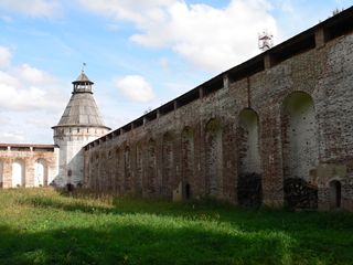 Борисоглебский, Борисо-Глебский монастырь. Северо-Восточная угловая башня и стены монастыря.