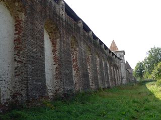 Борисоглебский, Борисо-Глебский монастырь. А здесь крепостная стена сильно накренилась влево.