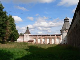 Борисоглебский, Борисо-Глебский монастырь. Крепостные стены монастыря. Вид от кельи преподобного Иринарха.