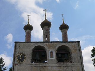 Борисоглебский, Борисо-Глебский монастырь. Купола и часы звонницы Борисоглебского монастыря.