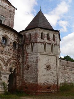 Борисоглебский, Борисо-Глебский монастырь. Крепостная башня рядом с Сергиевской церковью.