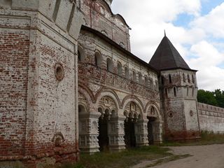 Борисоглебский, Борисо-Глебский монастырь. Сводчатые проезды под Сергиевской надвратной церковью.