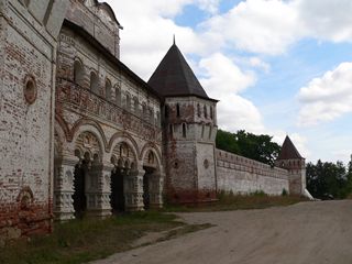 Борисоглебский, Борисо-Глебский монастырь. Ворота Сергиевской надвратной церкви и крепостная стена.