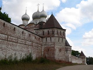 Борисоглебский, Стены Борисоглебского монастыря и Сергиевская надвратная церковь.