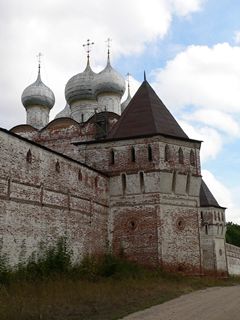 Борисоглебский, Борисо-Глебский монастырь. Надвратная церковь в честь Сергия Радонежского построена над южными воротами.