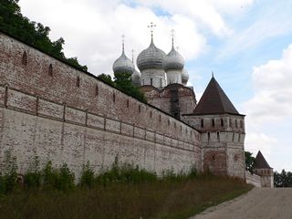 Борисоглебский, Борисо-Глебский монастырь. Стены монастыря и Сергиевская надвратная церковь.