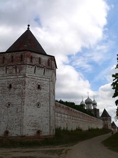 Борисоглебский, Борисо-Глебский монастырь. Угловая башня и стены монастыря. Вдали видна надвратная Сергиевская церковь.