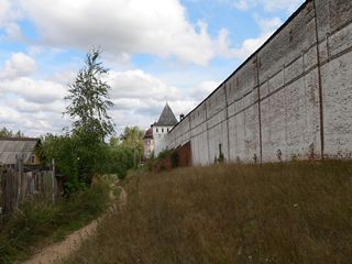 Борисоглебский, Борисо-Глебский монастырь. Тропинка вдоль стены Борисоглебского монастыря.