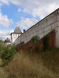 Борисоглебский, Борисо-Глебский монастырь. Крепостная стена и башни монастыря.