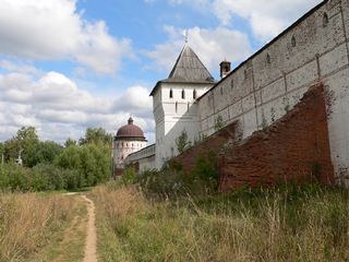 Борисоглебский, Борисо-Глебский монастырь. Опоры, которые должны поддерживать наклонившуюся часть крепостной стены, постепенно разрушаются.