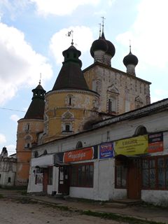 Борисоглебский, Борисо-Глебский монастырь. Сретенская надвратная церковь (XVII в.).