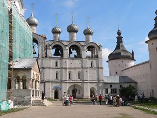 Ростов Великий, Ростовский Кремль. Поблизости от собора расположена соборная звонница.