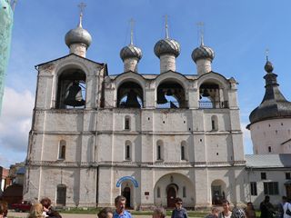Ростов Великий, Ростовский Кремль. Звонница широко известна своими колоколами, отлитыми большей частью в XVII в.