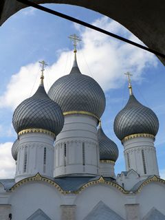 Ростов Великий, Ростовский Кремль. Вид со звонницы на купола Успенского собора.