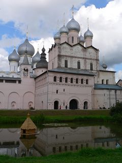 Ростов Великий, Ростовский Кремль. В центре владычного двора находится небольшое озеро.