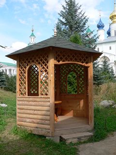 На территории Спасо-Яковлевского Димитриева монастыря в Ростове Великом.