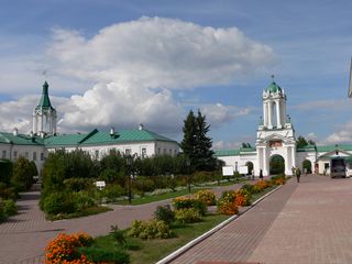 На территории Спасо-Яковлевского Димитриева монастыря в Ростове Великом.