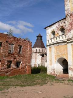 Борисоглебский, Борисо-Глебский монастырь. Развалины Братского корпуса.