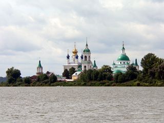 Вид с озера Неро на Спасо-Яковлевский Димитриев монастырь.