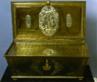 Ковчег со 150-ю частицами святых мощей угодников Божиих, просиявших в древности и в новое время