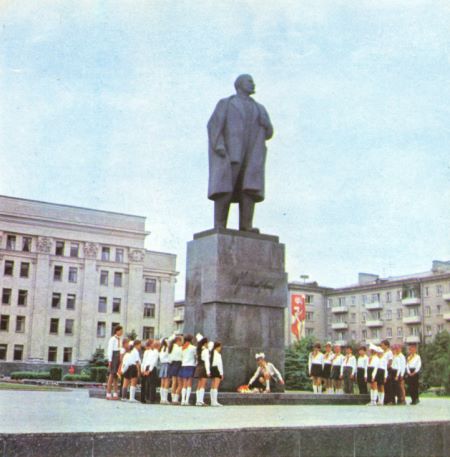 Памятник В. И. Ленину в Ворошиловграде