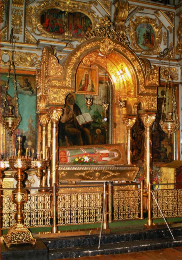 Картинки по запросу Рака со свя­тыми мо­щами  Святителя Тихона в боль­шом со­бо­ре Дон­ско­го мо­на­сты­ря.