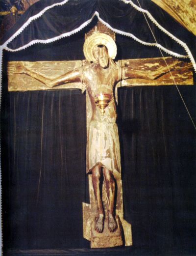 Крест Господень на тёмном убранстве (фото 2002 г.)