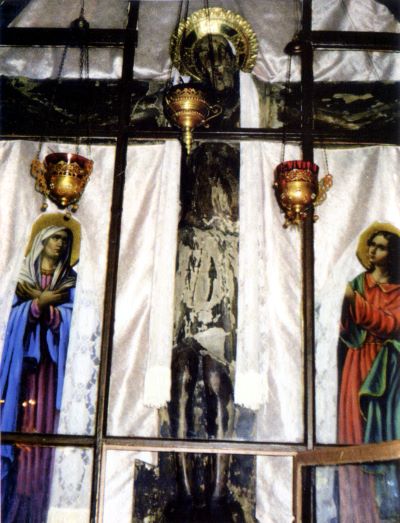 Крест Господень в киоте на светлом убранстве (фото 1997 г.)
