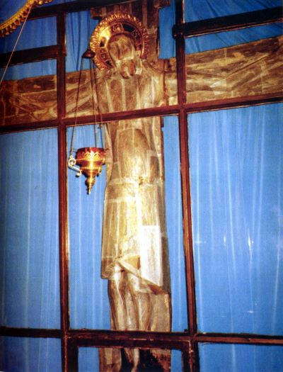 Крест Господень в киоте на синем убранстве (фото 2000 г.)