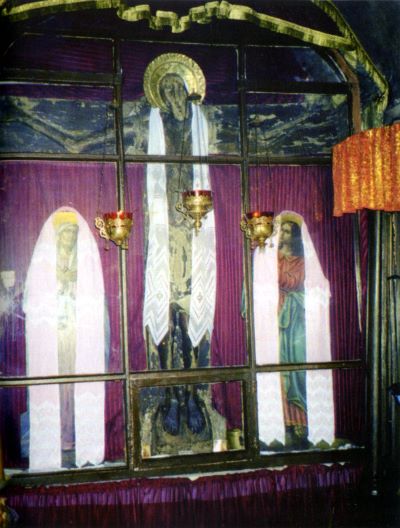 Крест Господень в киоте на бордовом убранстве (фото 1997 г.)
