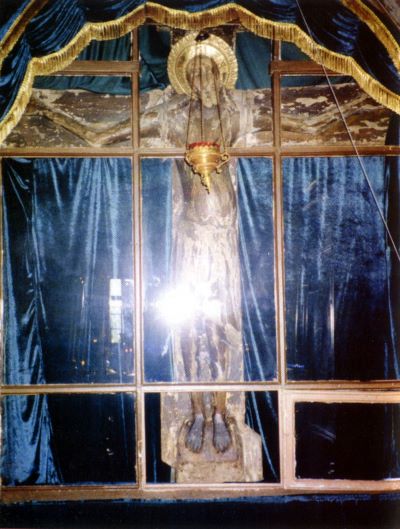 Крест Господень в киоте на фиолетовом убранстве (фото 1999 г.)