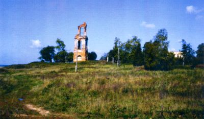 Разрушенная колокольня храма Крестовоздвижения на месте явления Креста Господнего (фото 1997 г.)