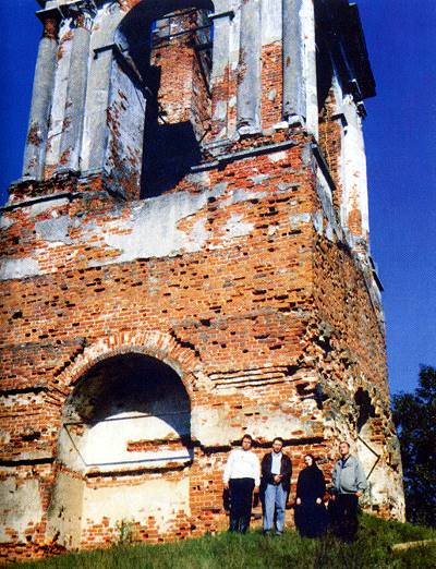 Разрушенная колокольня храма Крестовоздвижения на месте явления Креста (фото 1997 г.)
