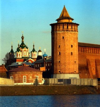 Вид на Коломенский кремль и Успенский Брусенский женский монастырь.