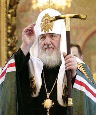 Московский и всея Руси Кирилл с посохом святителя Московского Петра.