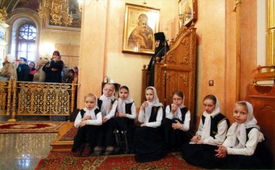 Настоятельница монастыря игумения Феофания с воспитанницами приюта на Божественной литургии