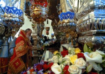 Святейший Патриарх Кирилл у раки с мощами святой праведной блаженной Матроны Московской