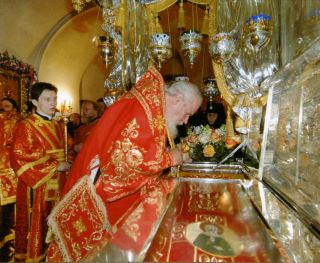 Патриарх Алексий II у святых мощей в день памяти 55-летия со дня кончины блаженной старицы Матроны