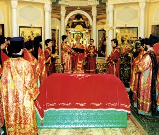 Патриарх Алексий II оглашает акт о канонизации блаженной старицы Матроны