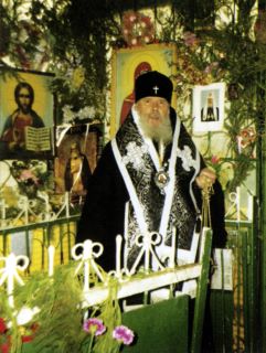 Свяейший Патриарх Алексий II служит литию на могиле блаженной старицы Матроны. Даниловское кладбище, 4 марта 1998 г.