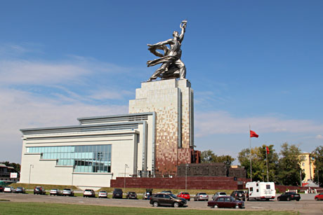 памятник монументального искусства «Рабочий и колхозница» автора Веры Мухиной