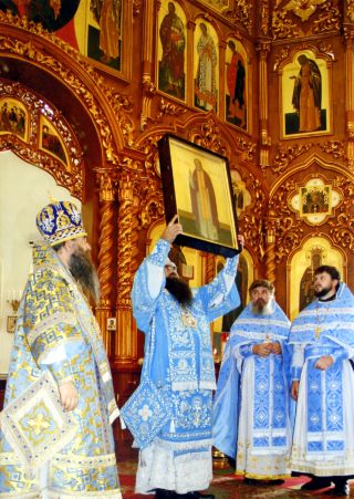 Передача святыни - иконы Серафима Саровского с частицей мощей преподобного.