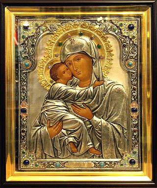 Икона Божией Матери Владимирская в киоте с позолоченной рамкой и окладе